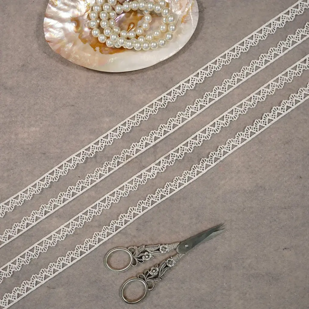 One Side Border Shuttle Lace