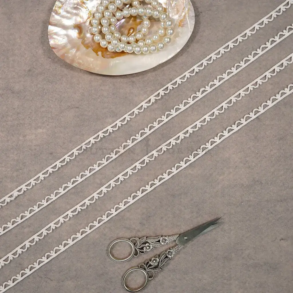 One Side Border Shuttle Lace