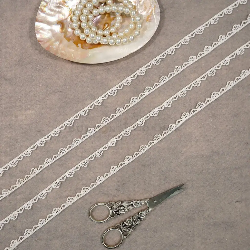 One Side Border Shuttle Lace