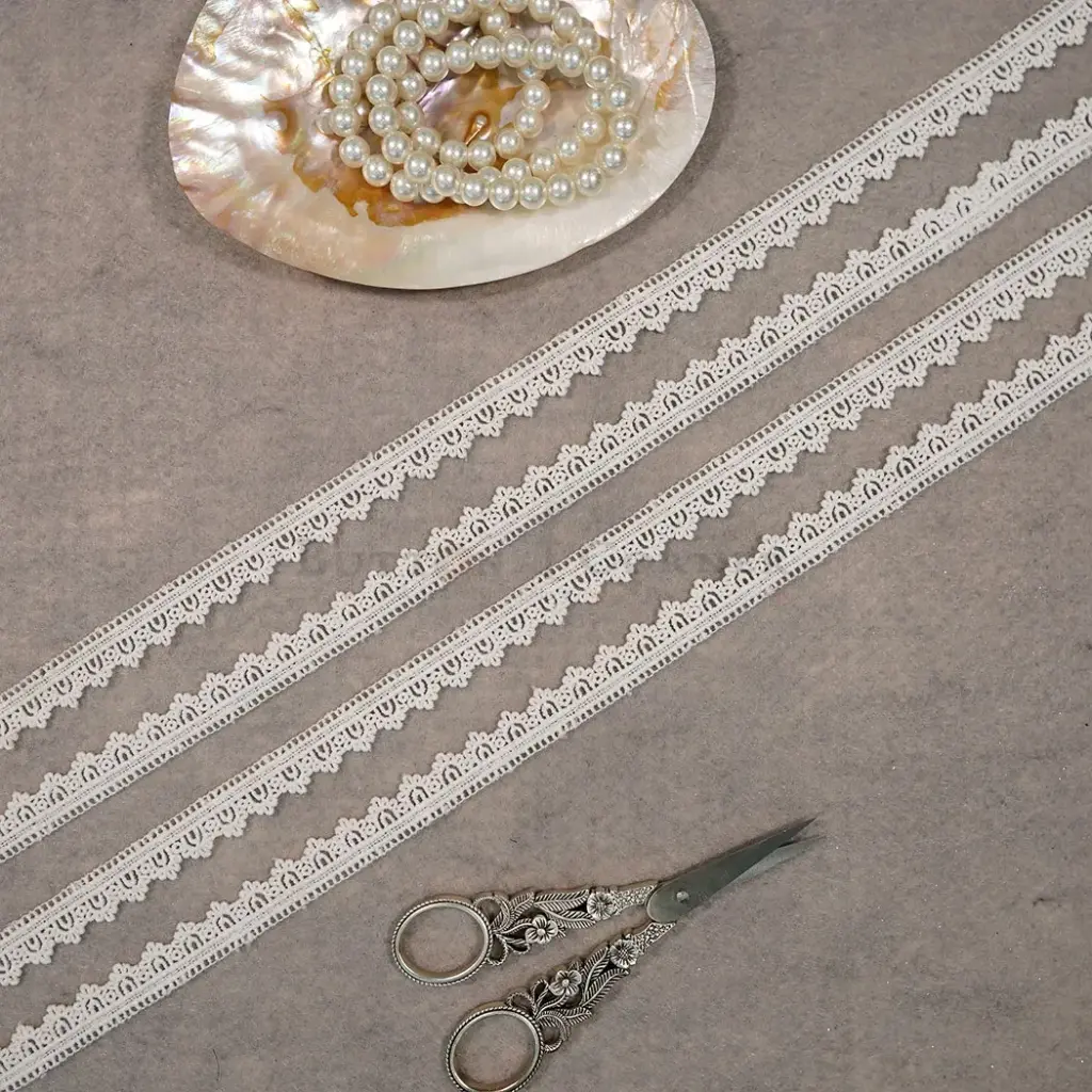 One Side Border Shuttle Lace