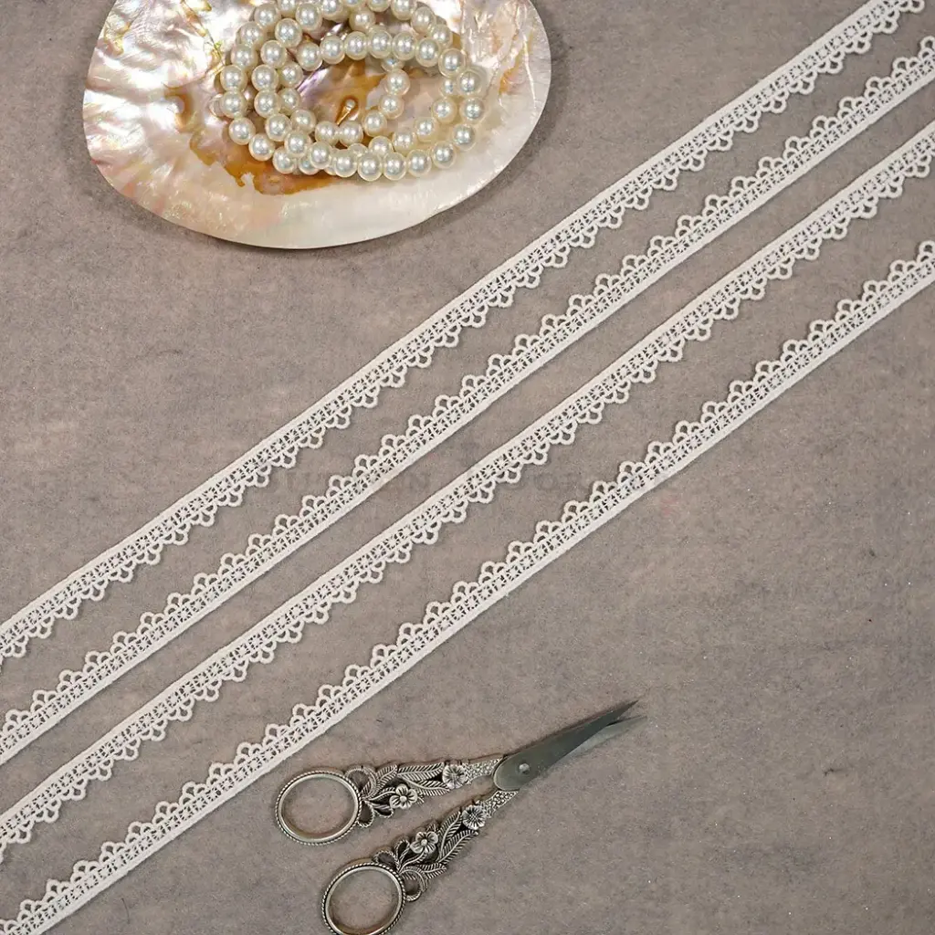 One Side Border Shuttle Lace