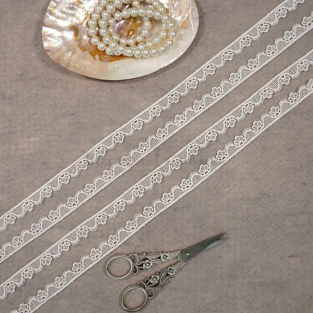 One Side Border Shuttle Lace