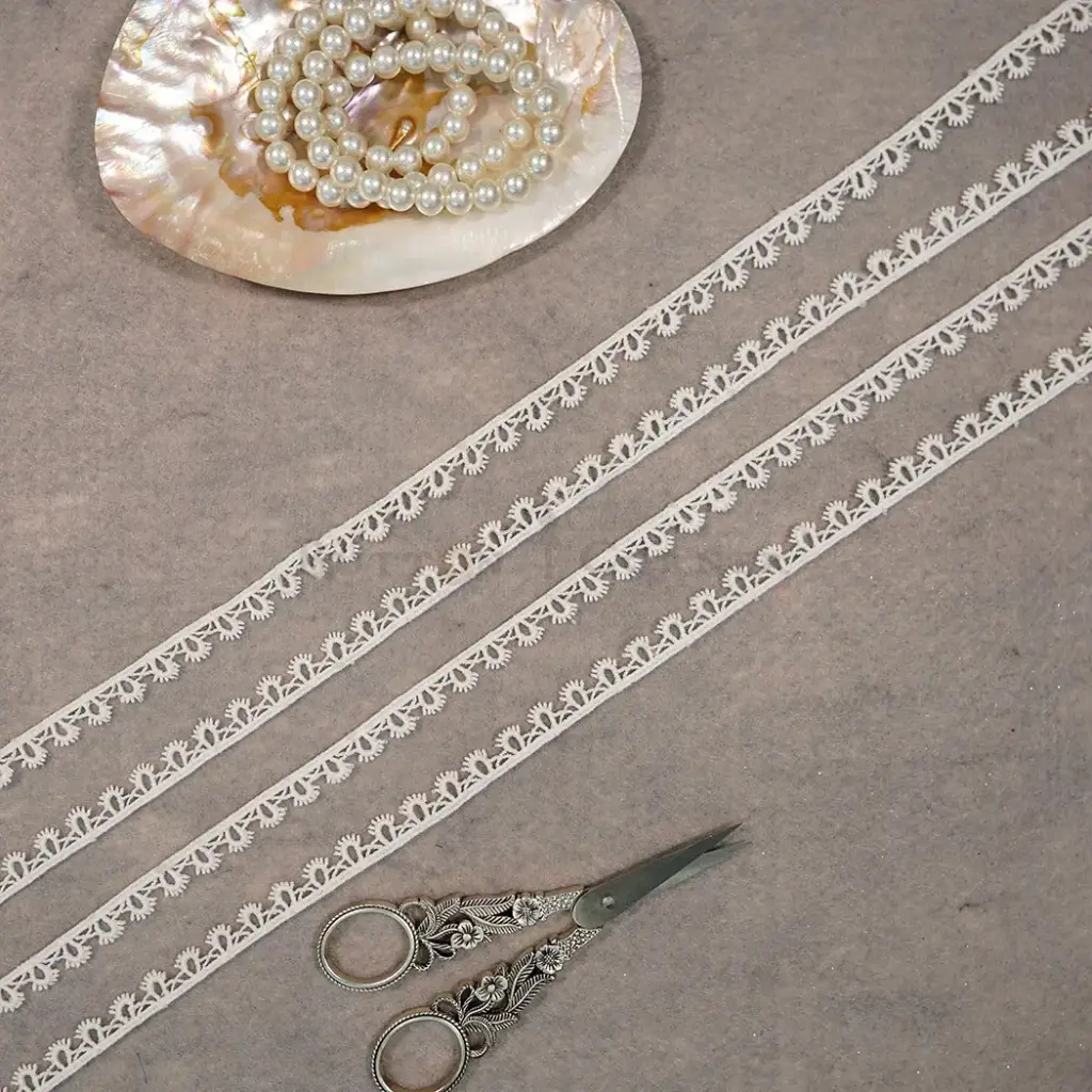 One Side Border Shuttle Lace