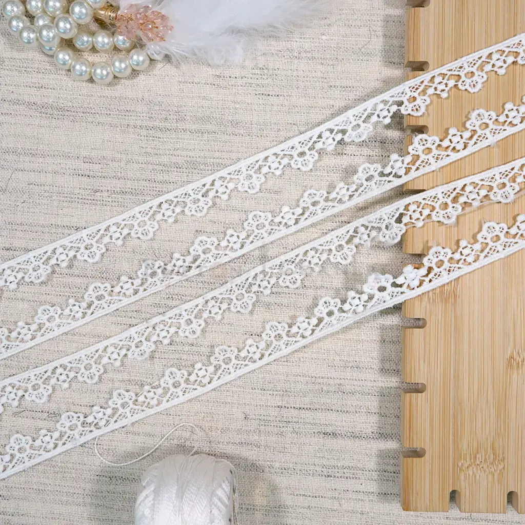 One Side Border Shuttle Lace