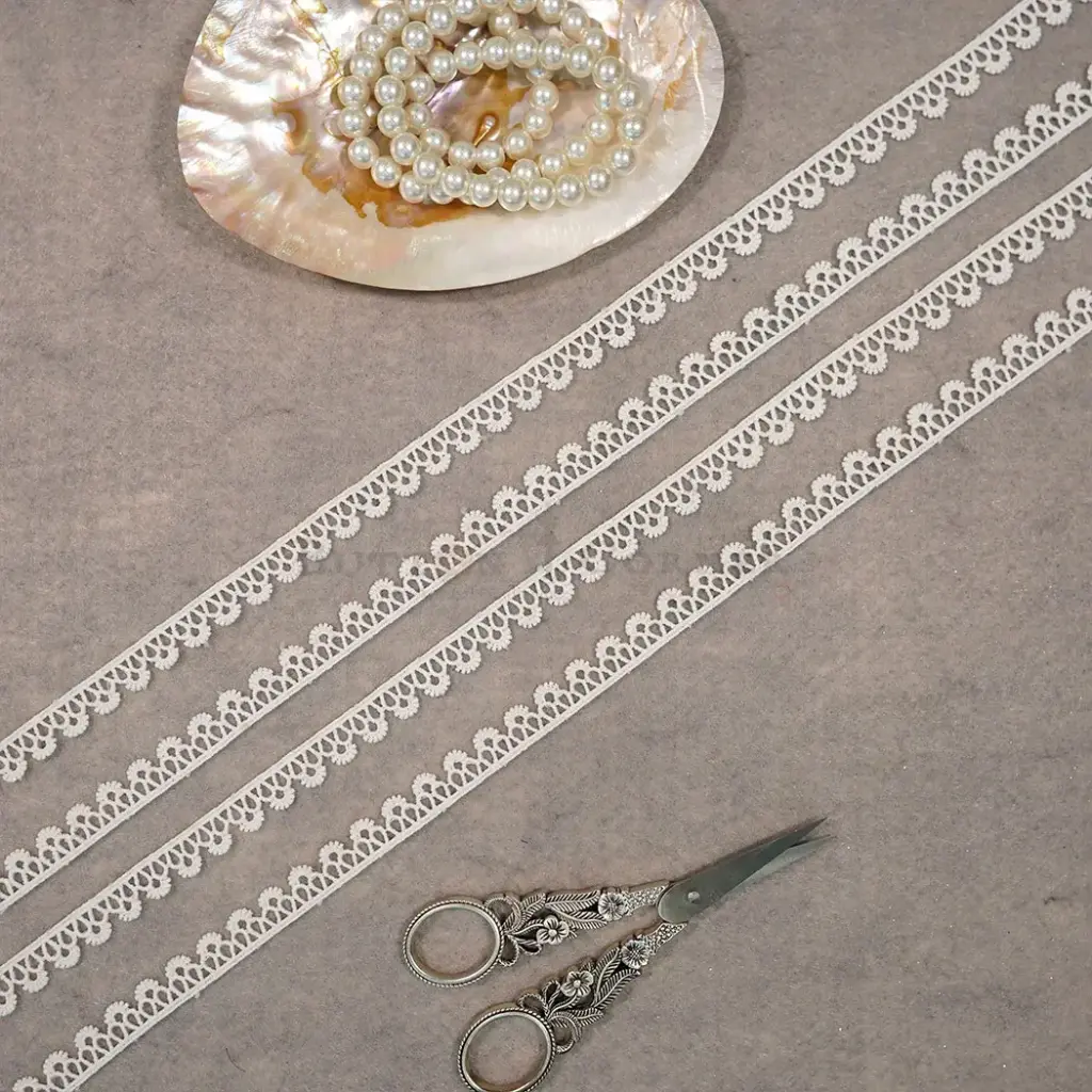 One Side Border Shuttle Lace