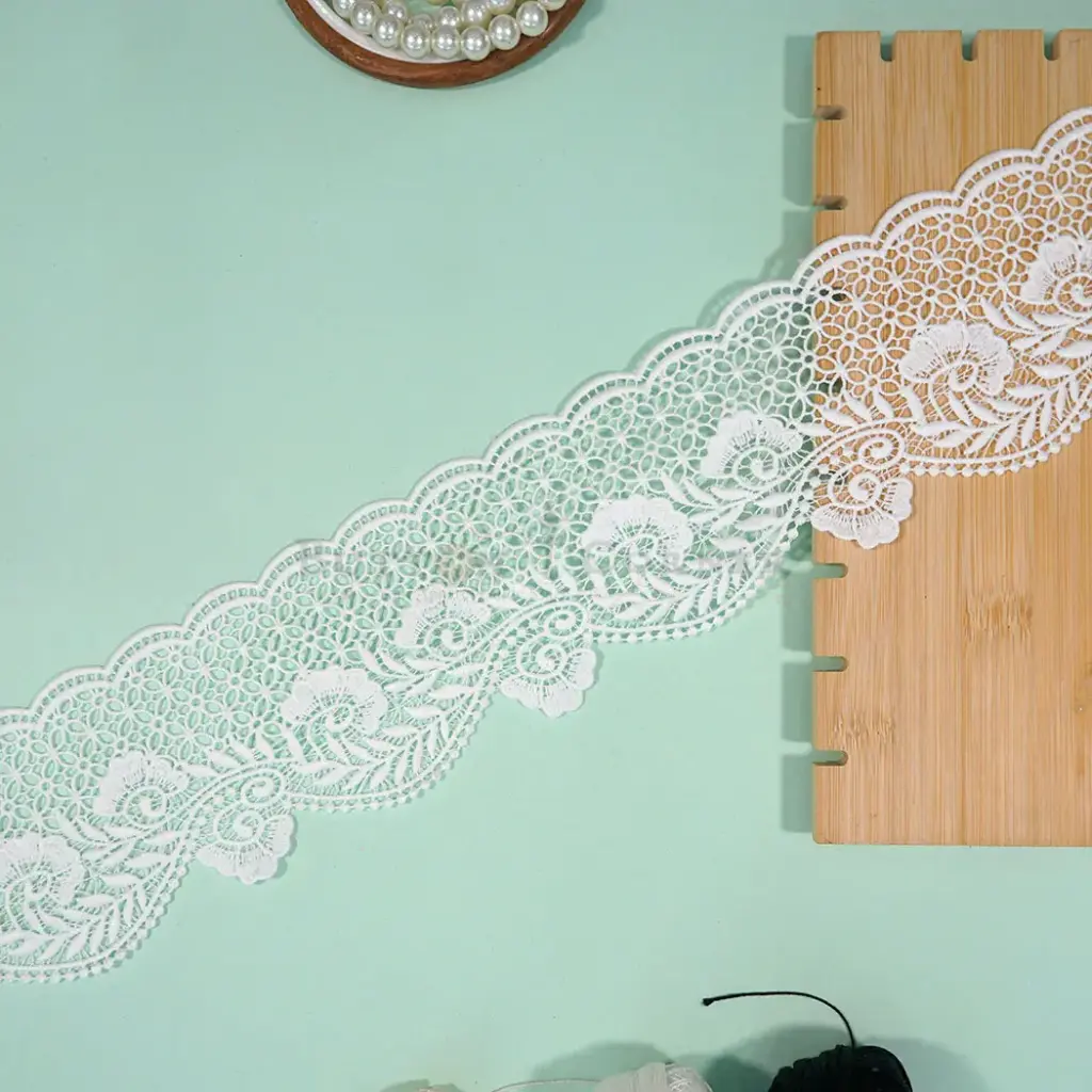 One Side Border Shuttle Lace with Scallop Edge