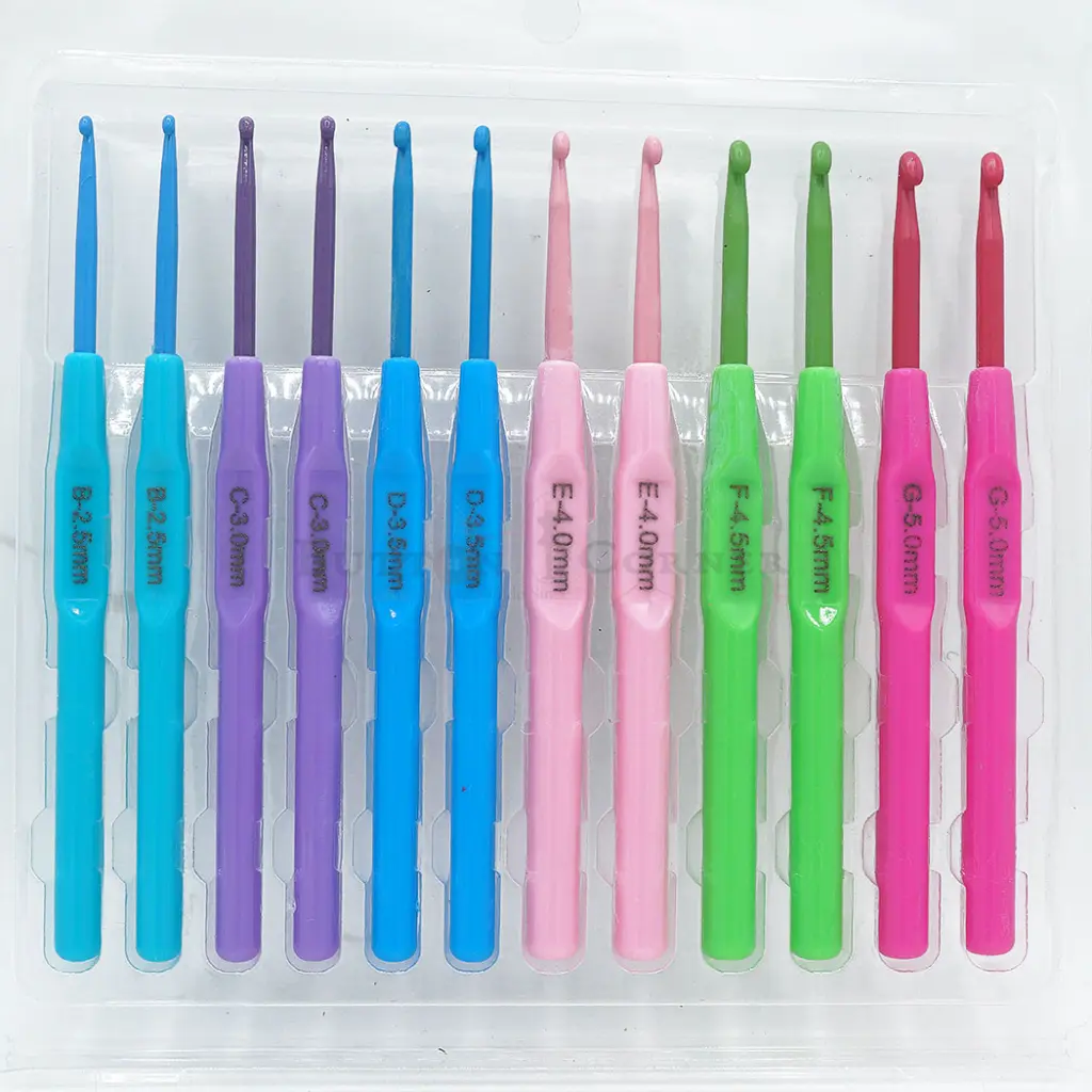 Metal Head Crochet Hook Set In Plastic Handle