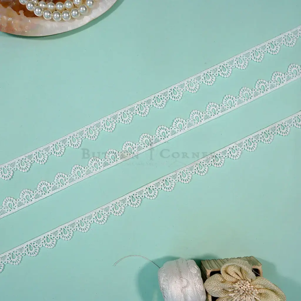 One Side Border Shuttle Lace