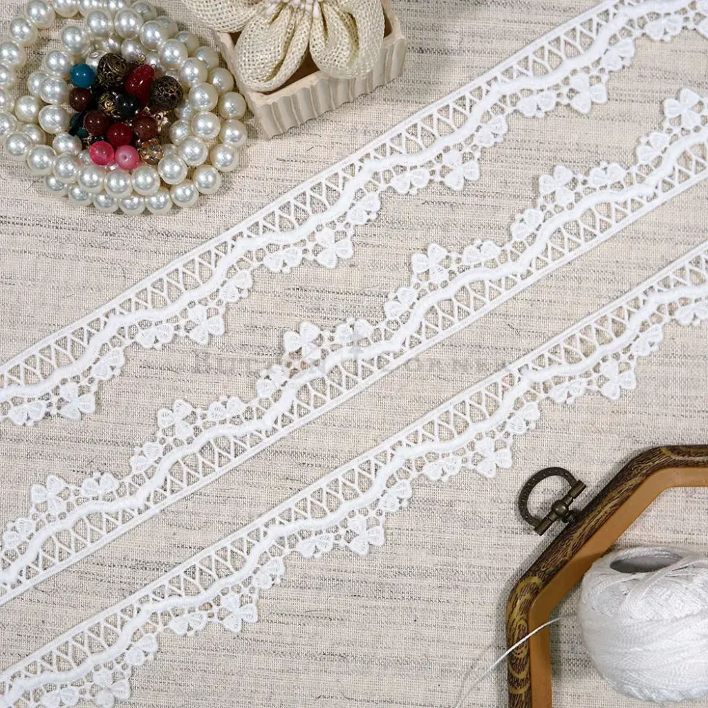One Side Border Shuttle Lace
