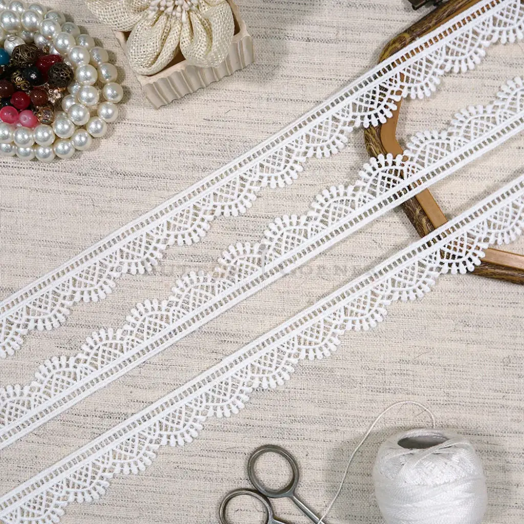 One Side Border Shuttle Lace