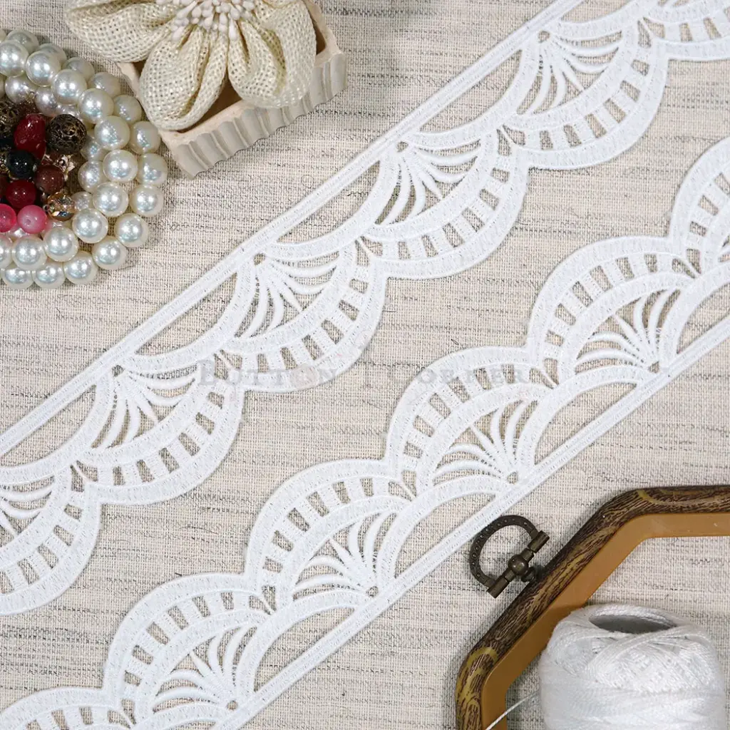 One Side Border Shuttle Lace
