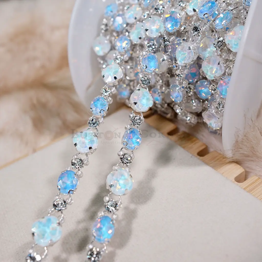 Nontoxic White Base Minimalist Crystal Prong Chain 
