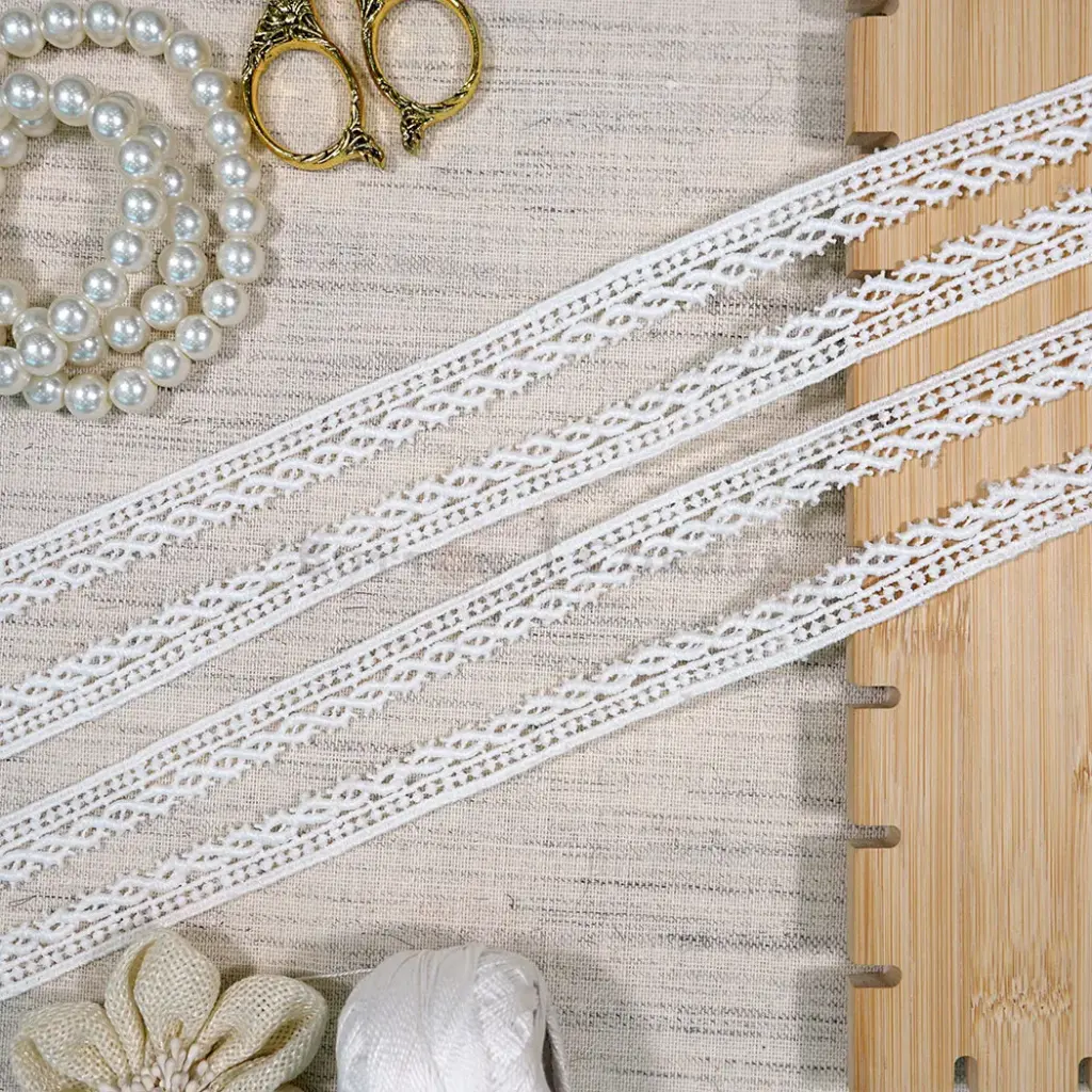 One Side Border Shuttle Lace