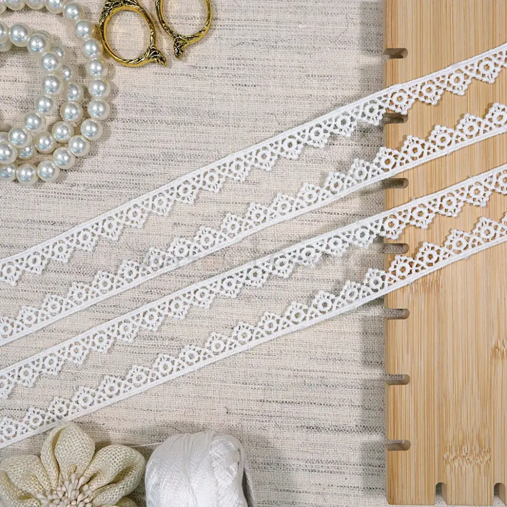 One Side Border Shuttle Lace