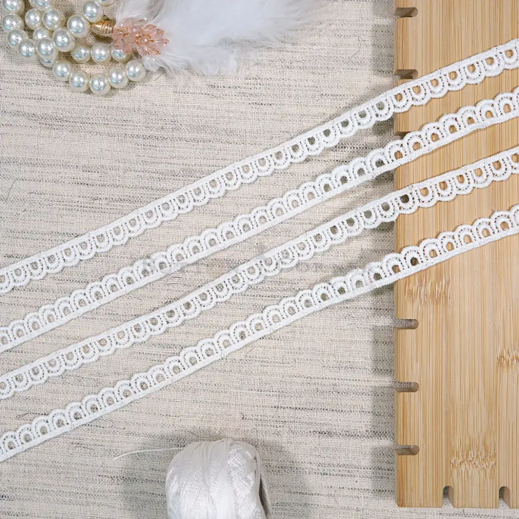 One Side Border Shuttle Lace
