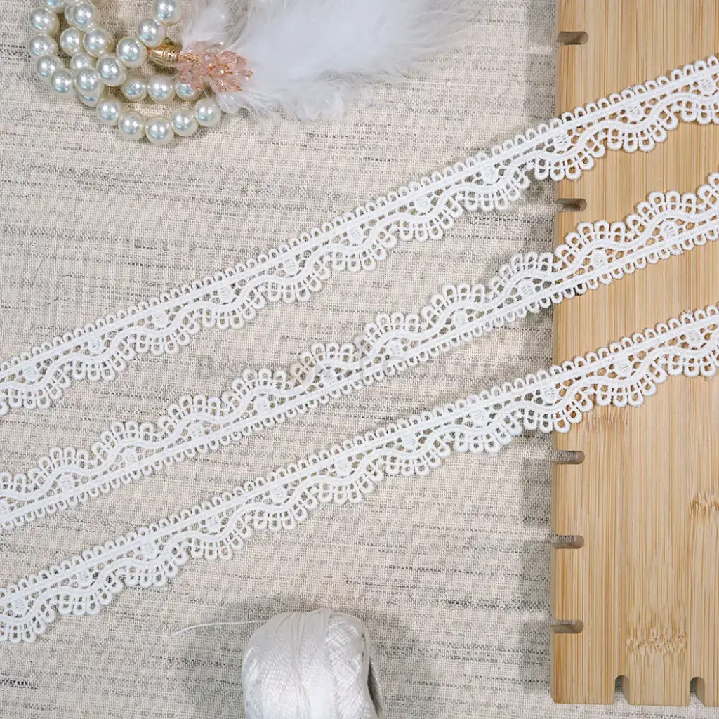 One Side Border Shuttle Lace