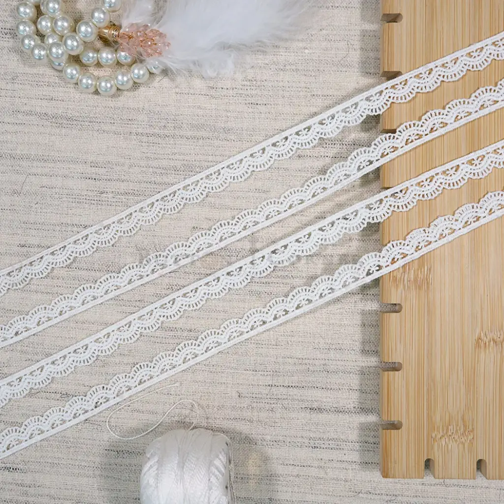 One Side Border Shuttle Lace