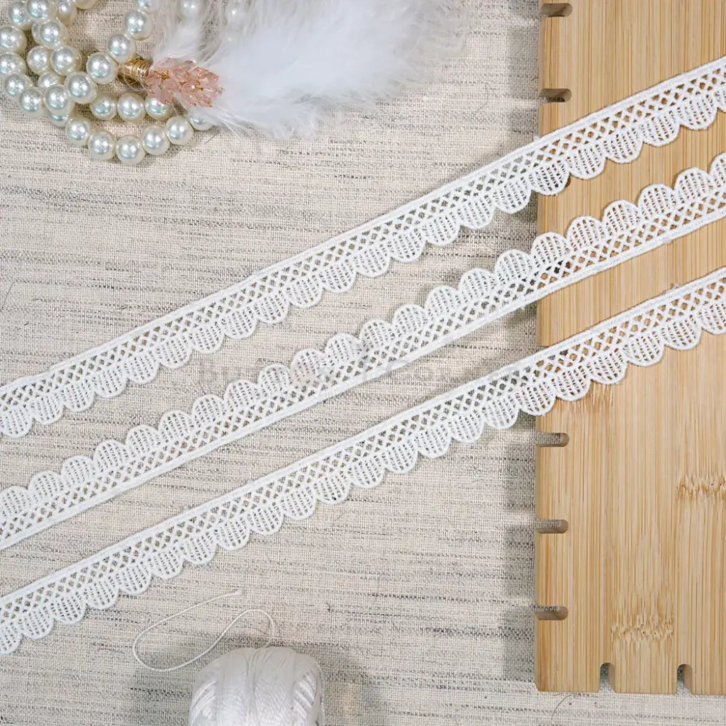 One Side Border Shuttle Lace