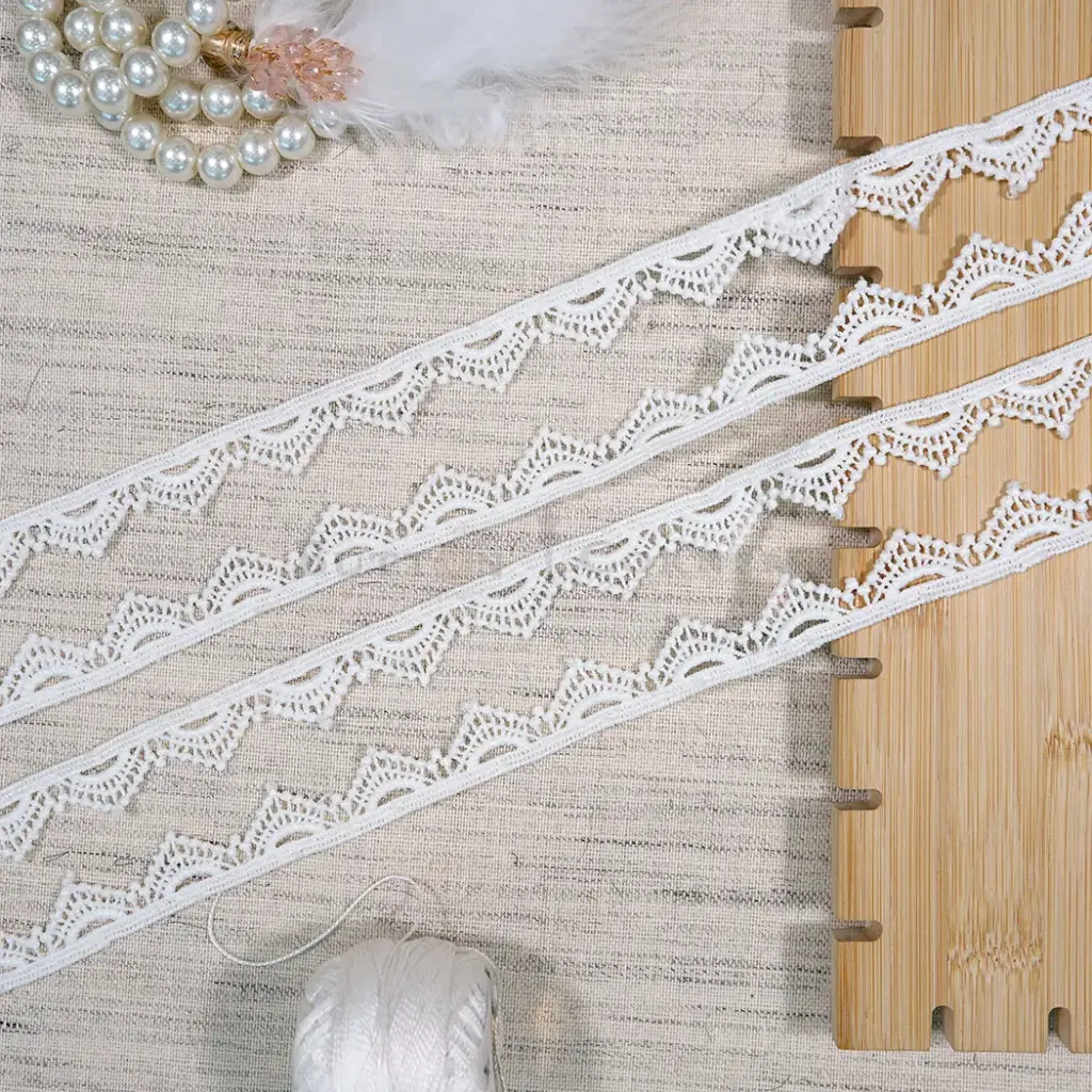 One Side Border Shuttle Lace