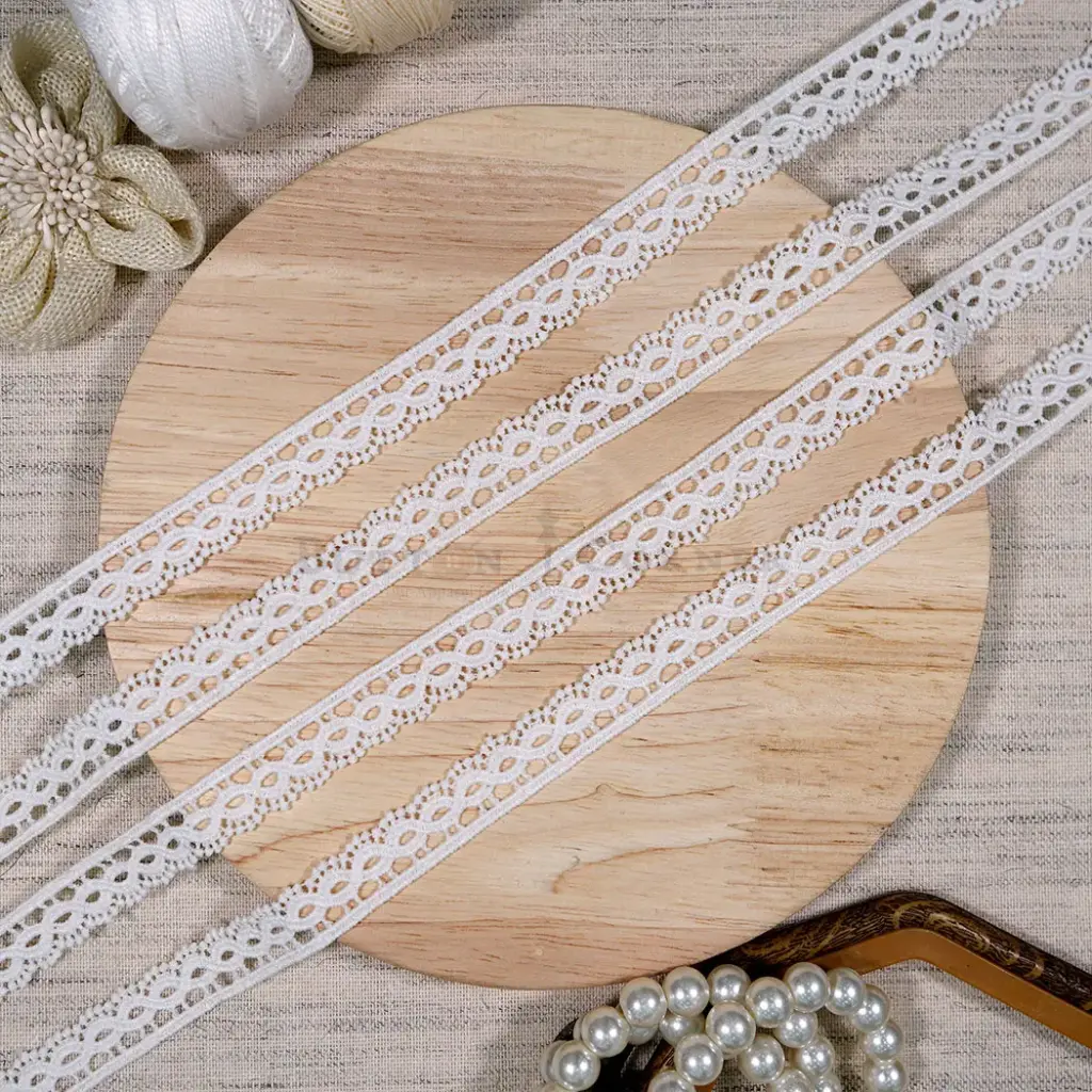 One Side Border Shuttle Lace