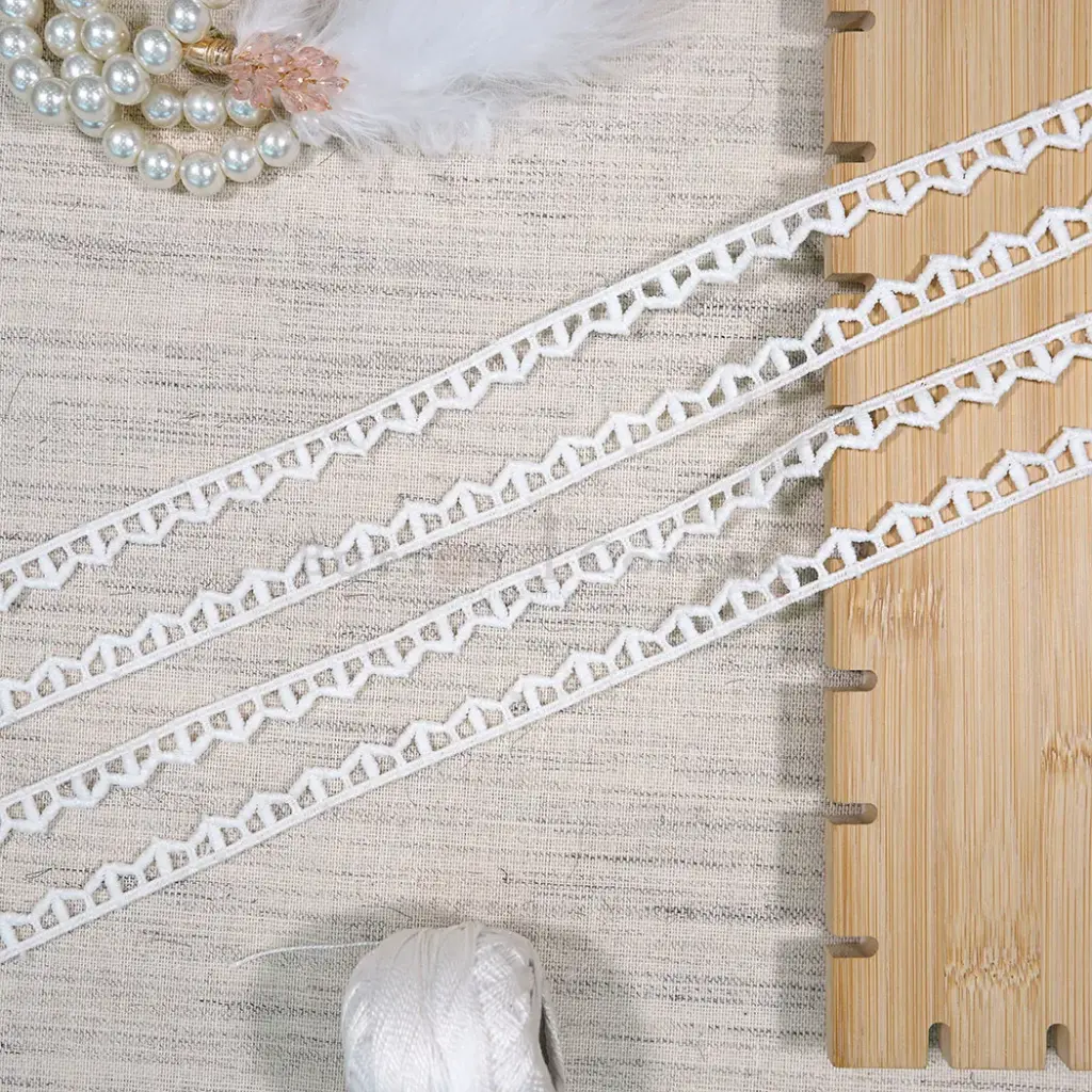 One Side Border Shuttle Lace