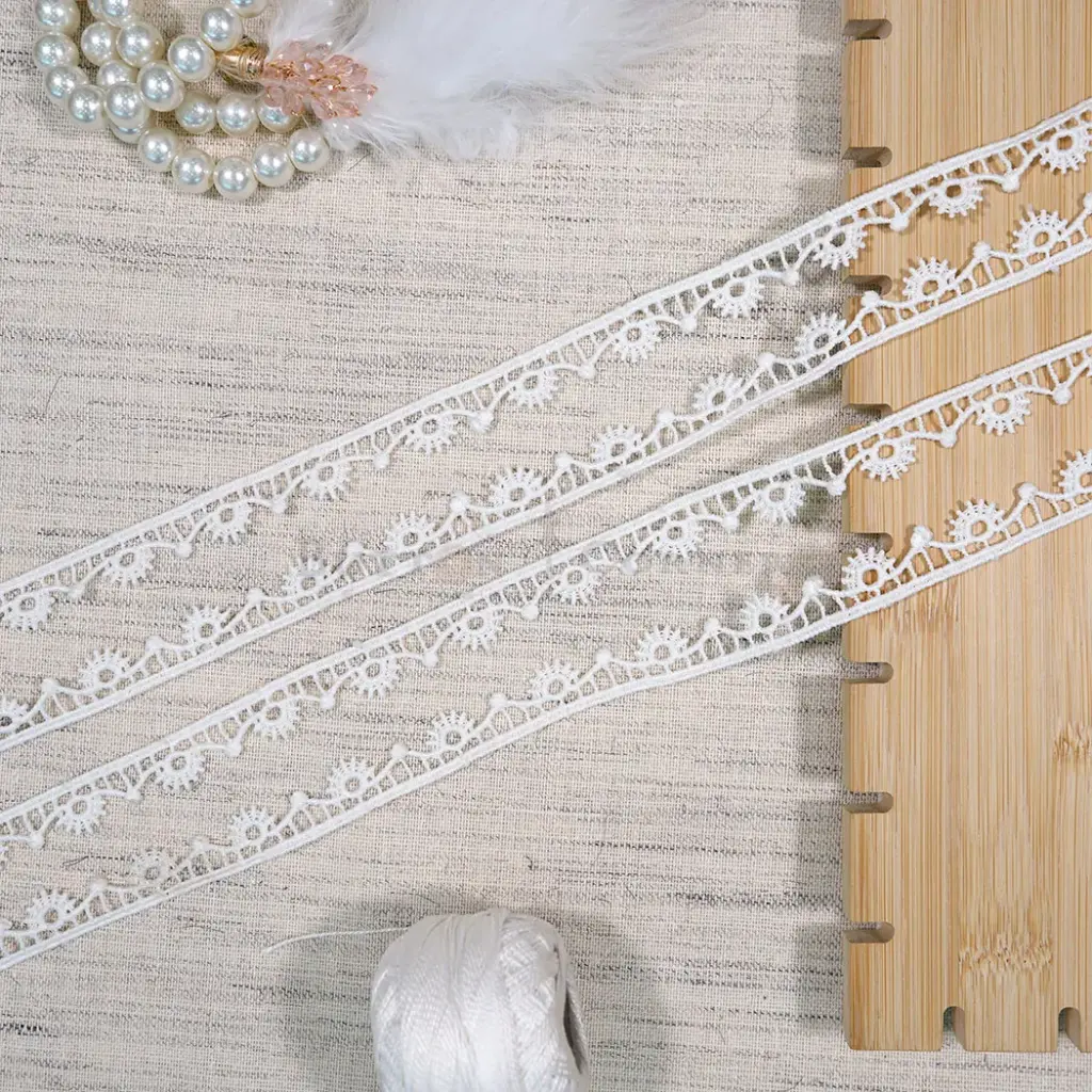 One Side Border Shuttle Lace