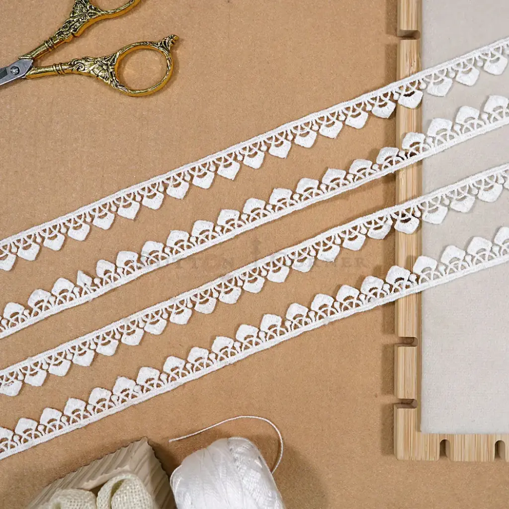 One Side Border Shuttle Lace