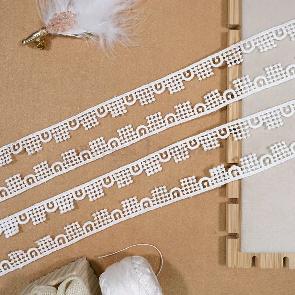 One Side Border Shuttle Lace