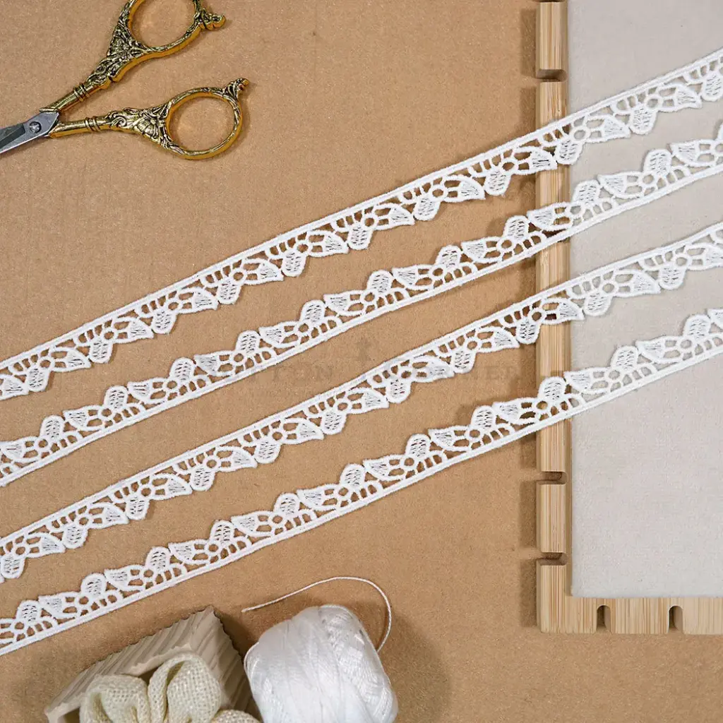 One Side Border Shuttle Lace