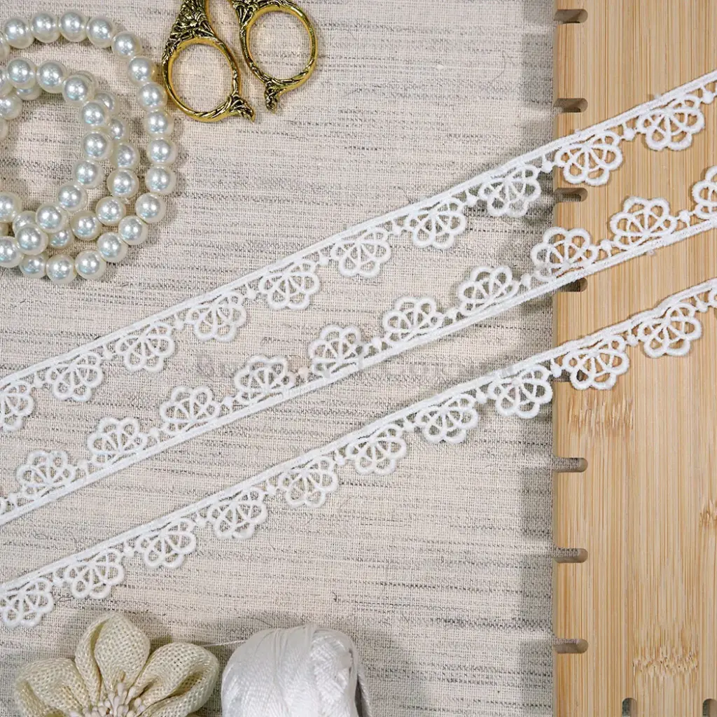 One Side Border Shuttle Lace