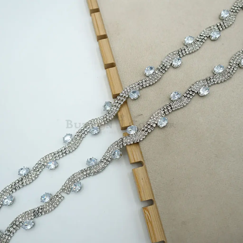 Triple Row Rhinestone Wavy Shape Oval Accent Chain