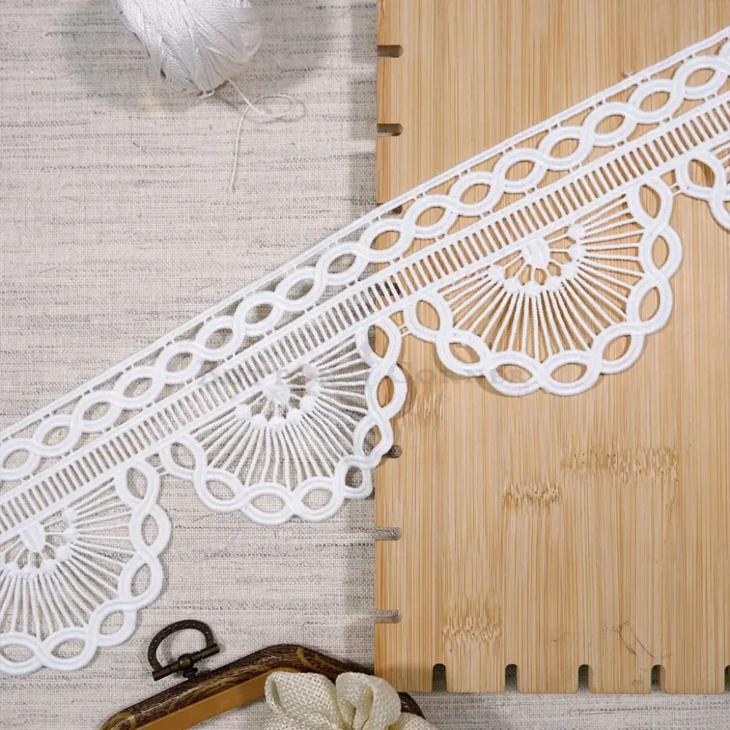 One Side Border Shuttle Lace