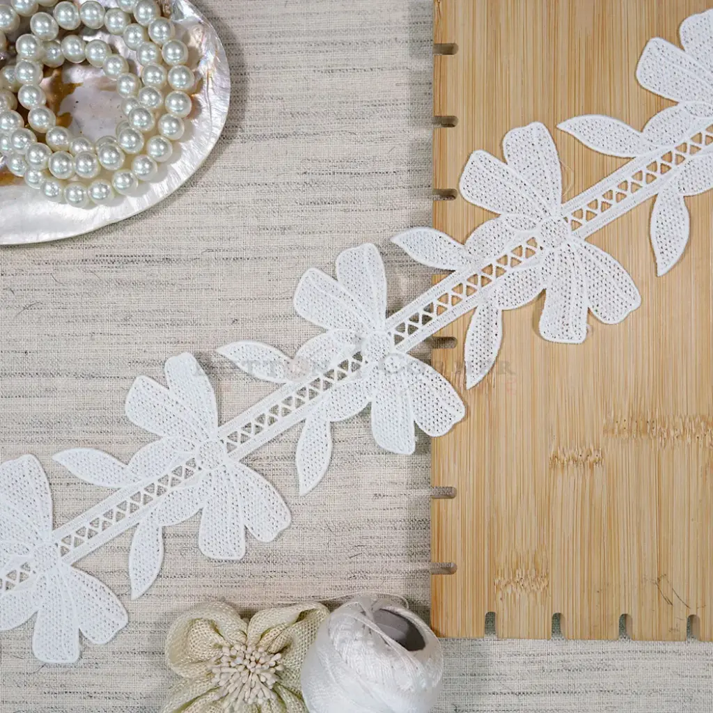 Crisscross Border Bow Tie Design Shuttle Lace
