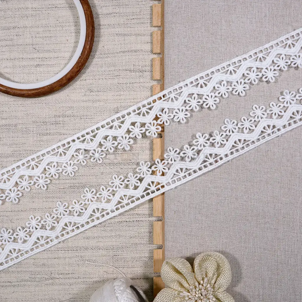One Side Border Shuttle Lace