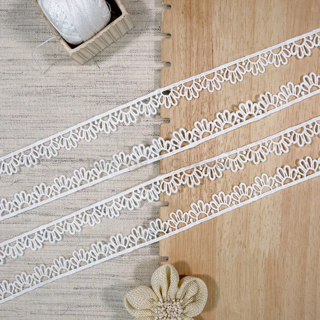 One Side Border Shuttle Lace