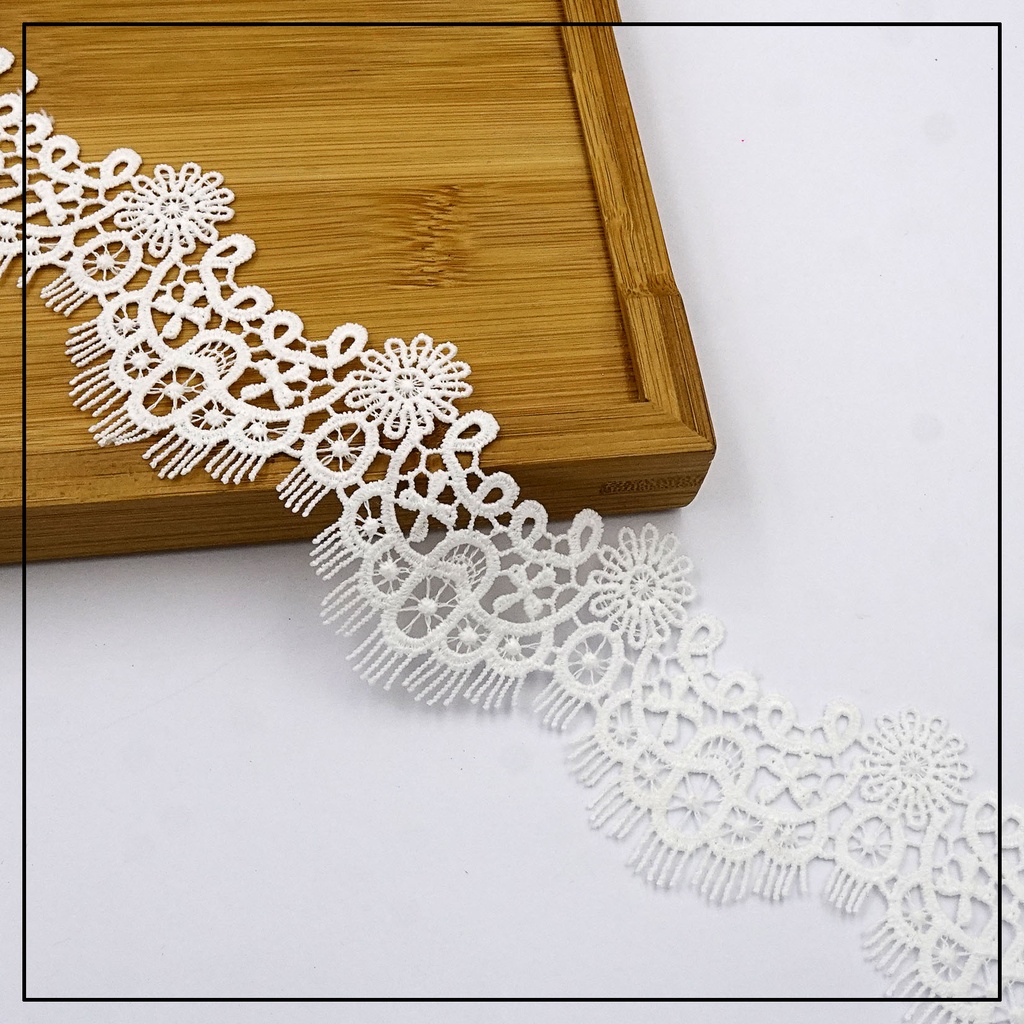 One Side Border Shuttle Lace