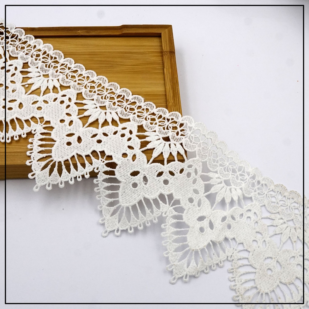 One Side Border Shuttle Lace