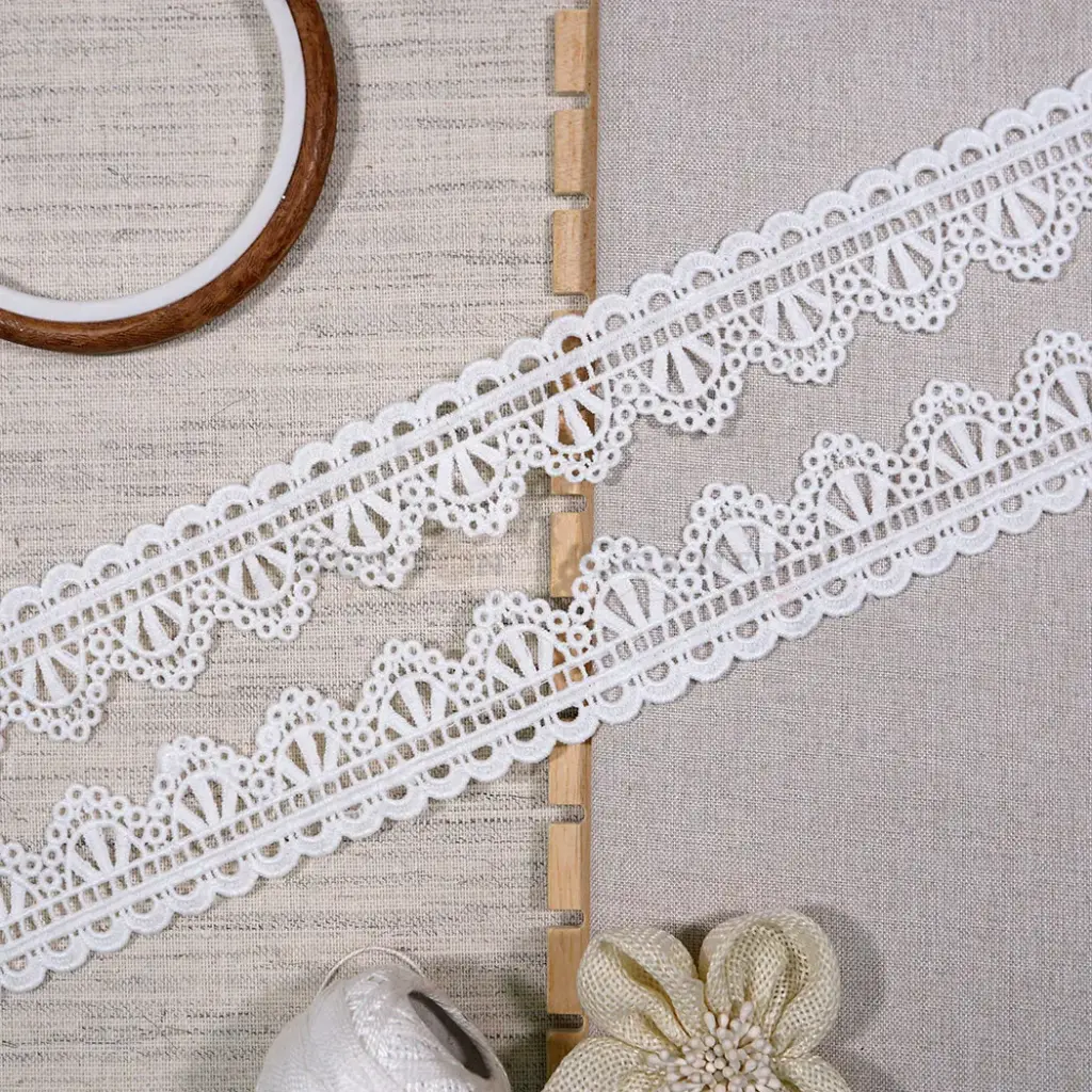One Side Border Shuttle Lace