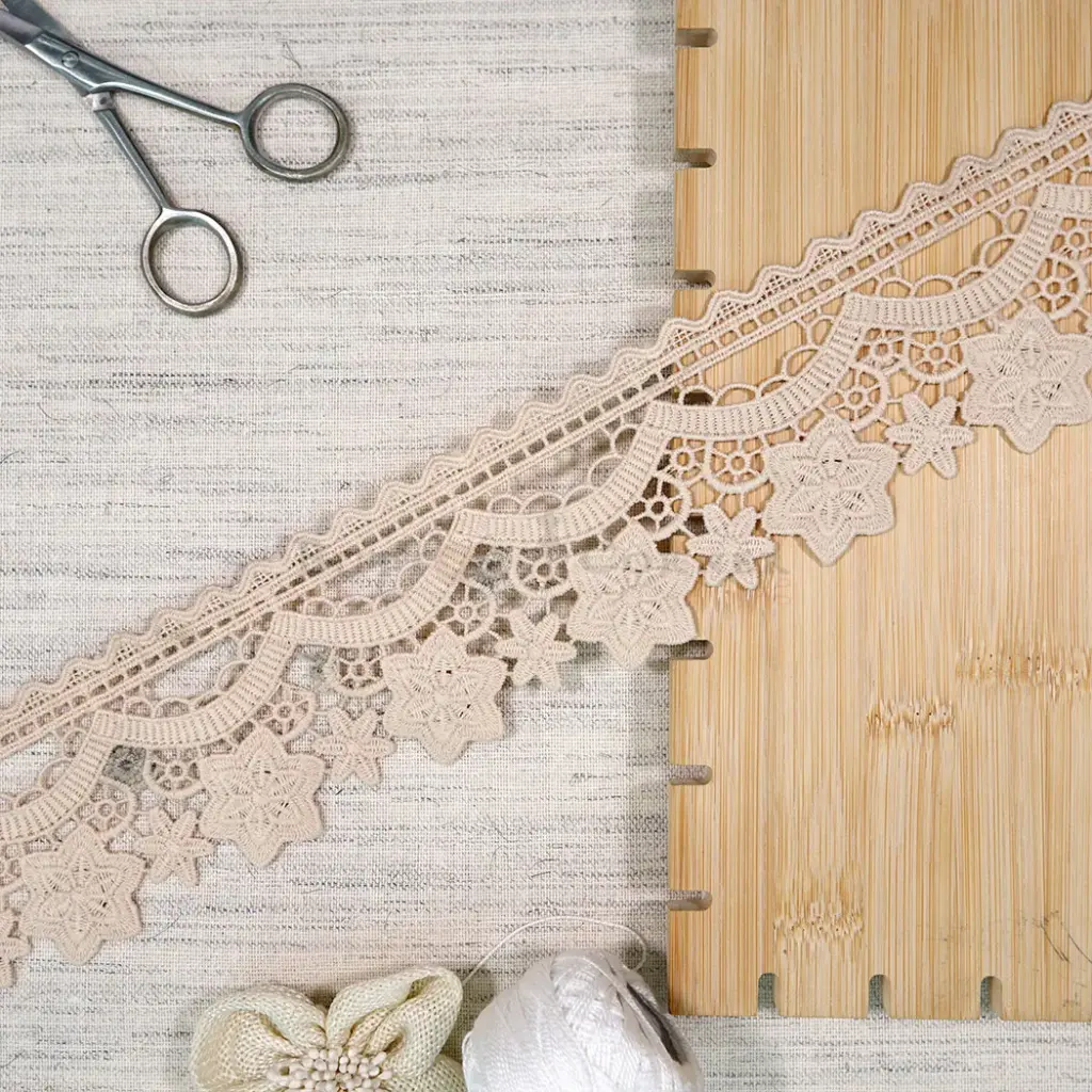 One Side Border Shuttle Lace