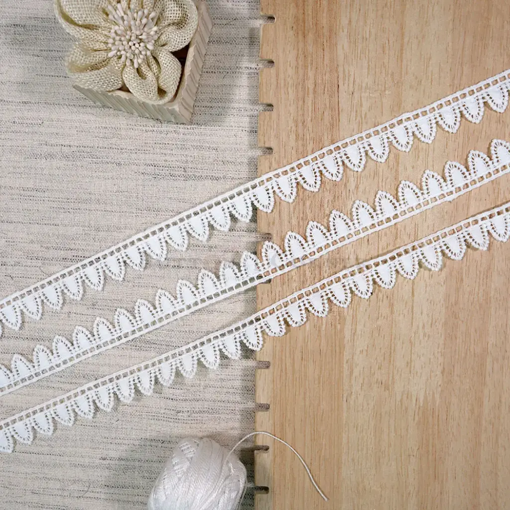 One Side Border Shuttle Lace