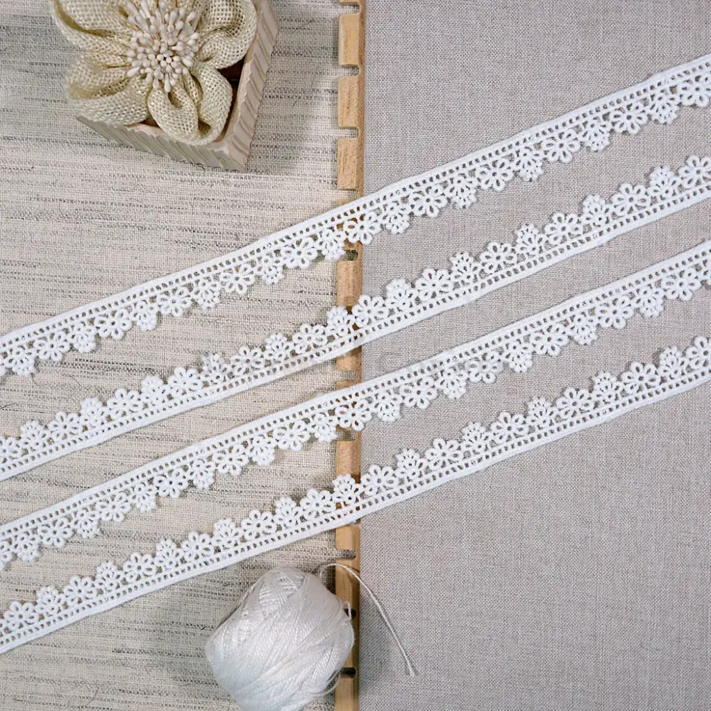 One Side Border Shuttle Lace