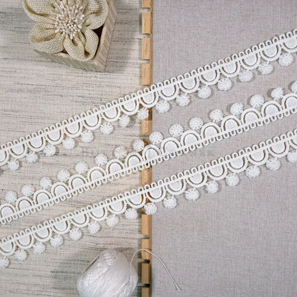 One Side Border Shuttle Lace