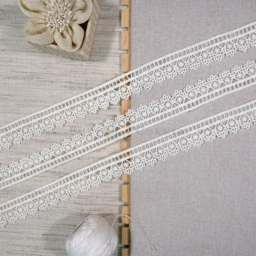 One Side Border Shuttle Lace