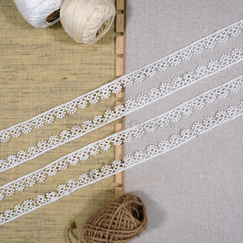 One Side Border Shuttle Lace