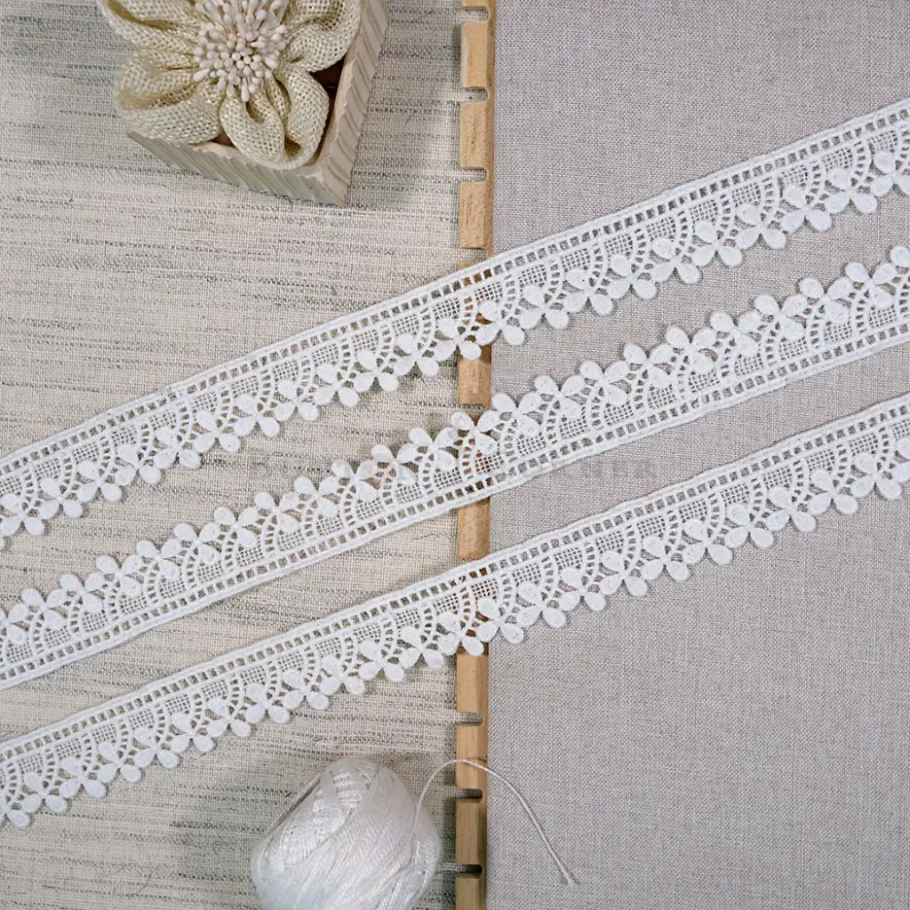 One Side Border Shuttle Lace