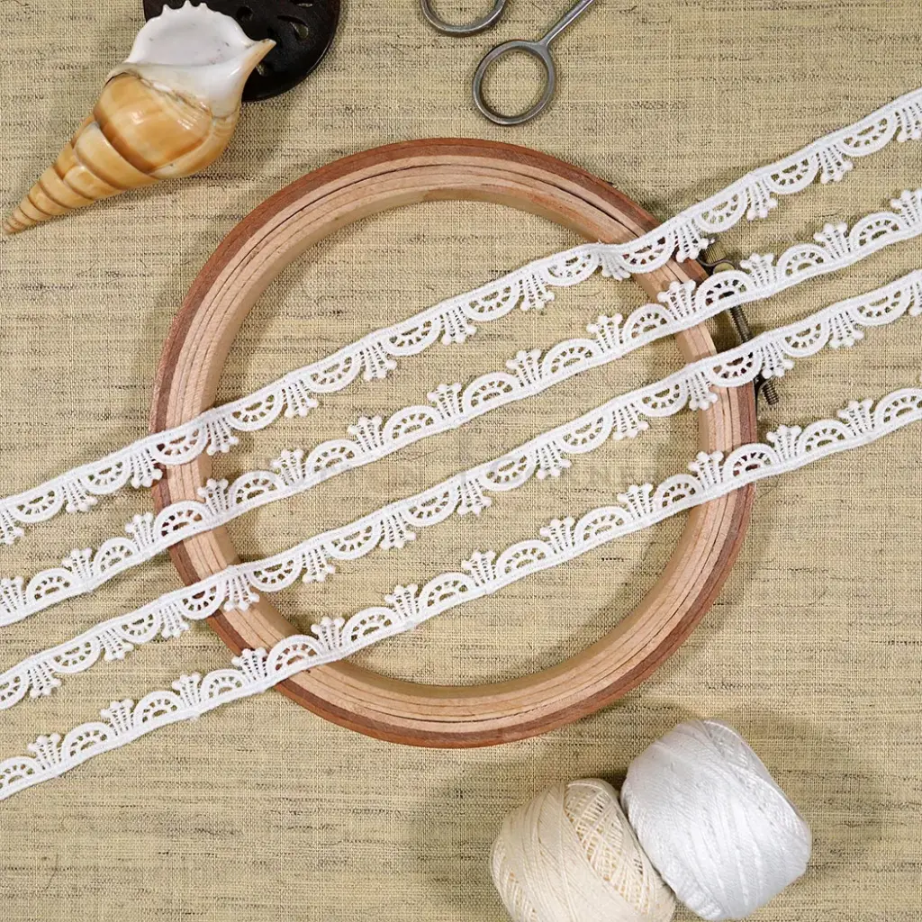One Side Border Shuttle Lace