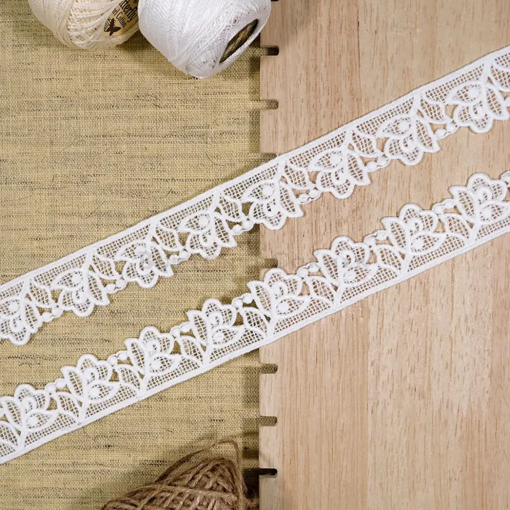 One Side Border Shuttle Lace