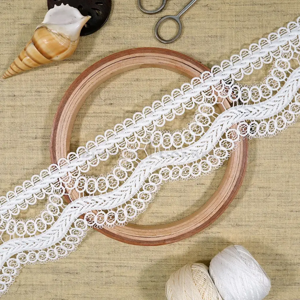 One Side Border Shuttle Lace