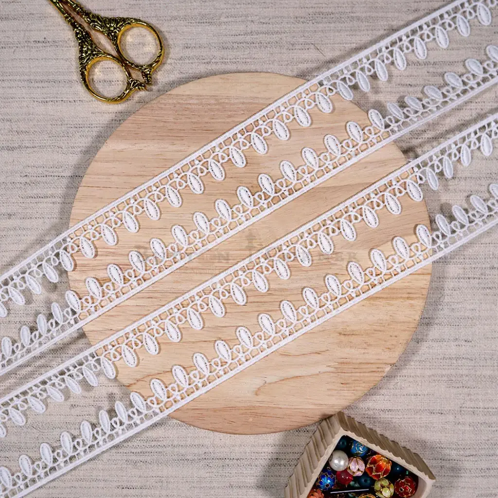 One Side Border Shuttle Lace