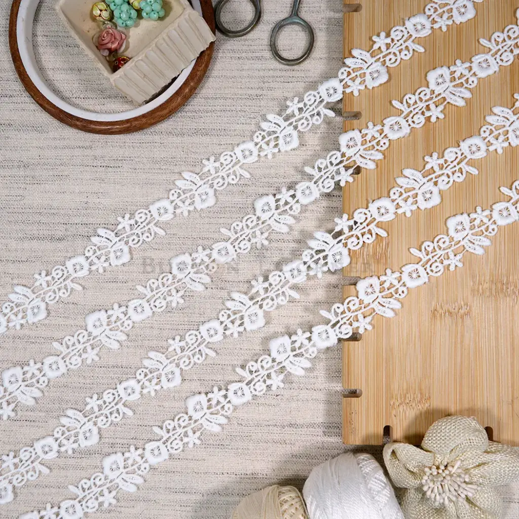 Blooming Flower Pattern Shuttle Lace